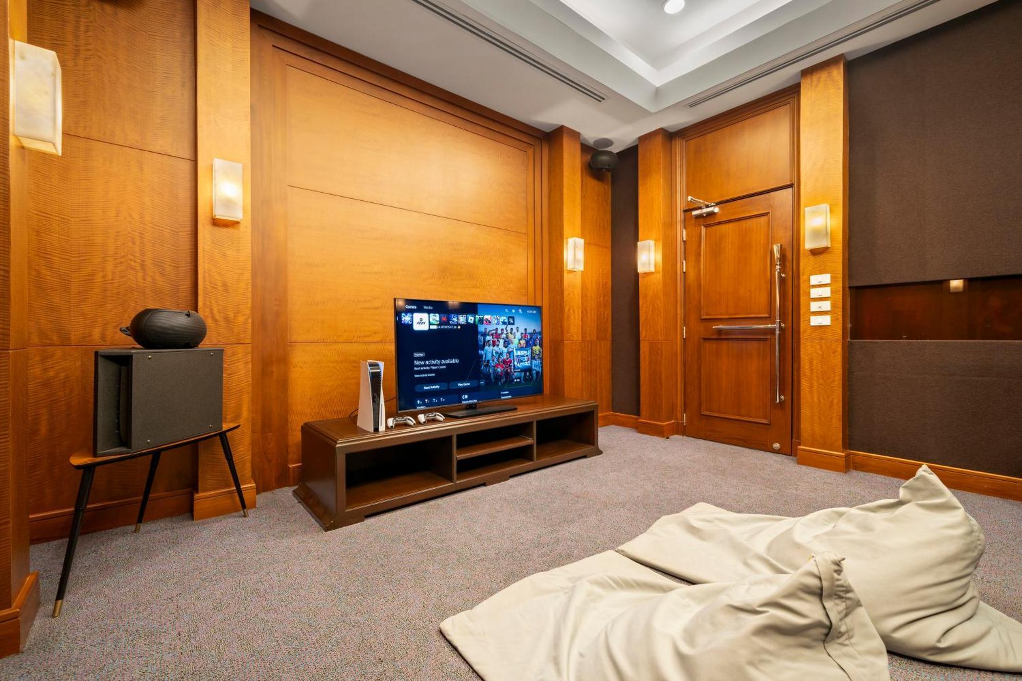Grande Centre Point Hotel Ratchadamri Μπανγκόκ Εξωτερικό φωτογραφία A room with a TV