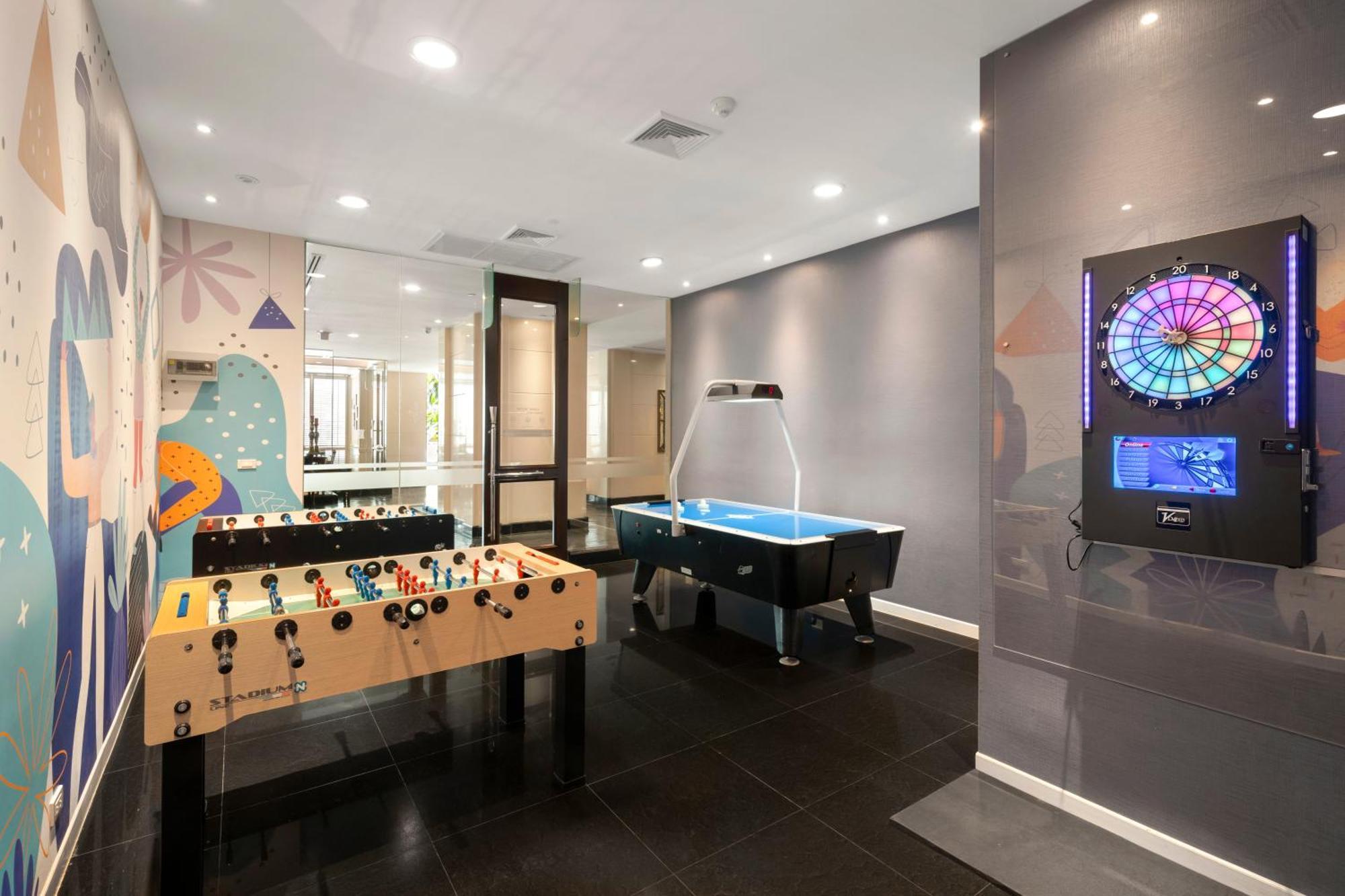Grande Centre Point Hotel Ratchadamri Μπανγκόκ Εξωτερικό φωτογραφία The game room at the 2018 National Student Leadership Conference